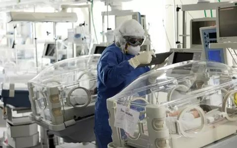 Caz unic în lume. Tripleți născuți direct infectați cu coronavirus, deși părinții au fost testați negativ. Cum a fost posibil