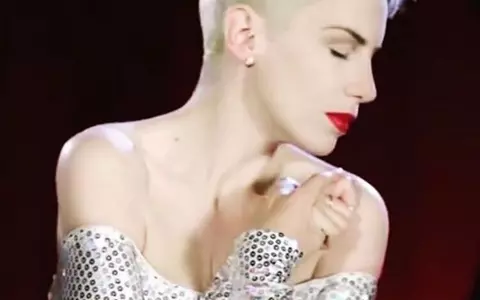 Ți-o mai amintești pe Annie Lennox, solista Eurythmics? La 65 de ani, artista e de nerecunoscut!