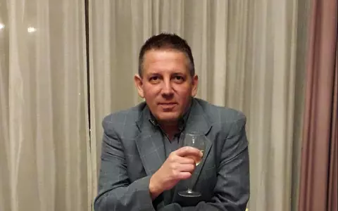 Prietenii nu l-au uitat pe Costin Mărculescu! Vedetele au venit la priveghi să-și ia rămas bun de la actor