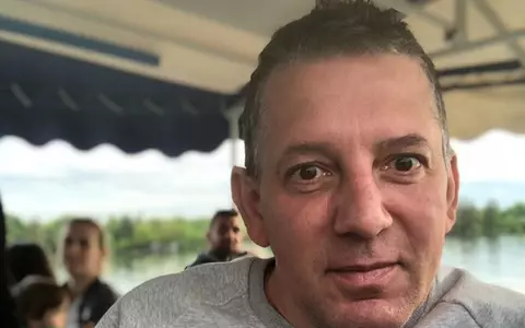 Ușa apartamentului artistului Costin Mărculescu, spartă de pompieri! Primele imagini de la locul tragediei
