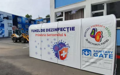 Tunelurile de dezinfecție montate în școli, extrem de periculoase. Dr. Tudor Ciuhodaru: "Pulverizarea cu substanțe dezinfectante poate antrena virusul!"