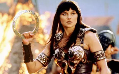 O mai ții minte pe Xena, prințesa războinică? Cum arată actrița Lucy Lawless astăzi, la 52 de ani