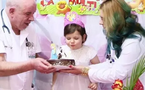 Vă mai amintiți de fetița care fusese hrănită doar cu pufuleți până la 4 ani? Are 10 ani acum și este o bucurie pentru cei care au adoptat-o: "Ne-a schimbat viața!"