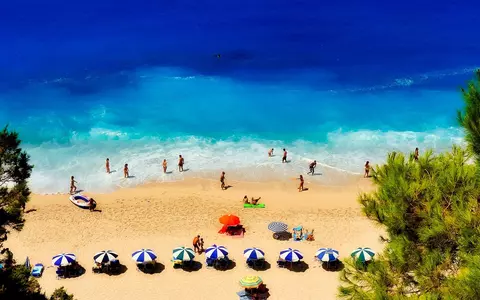Românii care se întorc din Grecia sau Bulgaria NU vor mai sta 14 zile în izolare după vacanță. Alexandru Rafila: „E mai puțin probabil să ne îmbolnăvim acolo decât în țară”