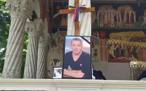 Primele vedete care au venit la căpătâiul lui Costin Mărculescu. Mesaje cutremurătoare pe coroanele aduse la înmormântarea actorului