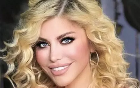 La 50 de ani, Loredana Groza arată senzațional în costum de baie! Diva a pozat sexy, la malul mării și a atras toate privirile