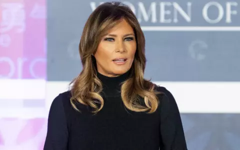 Prima apariție în public a Melaniei Trump, de la iscarea protestelor violente din America. Prima doamnă a Statelor Unite a purtat o ținută sobră