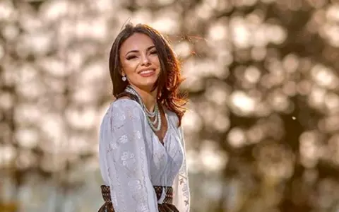 Cine este Cosmina Adam, noua asistentă Tv la Acces Direct, după ce Emily Burghelea și-a dat demisia. Cântăreața a fost curtată de Dani Oțil
