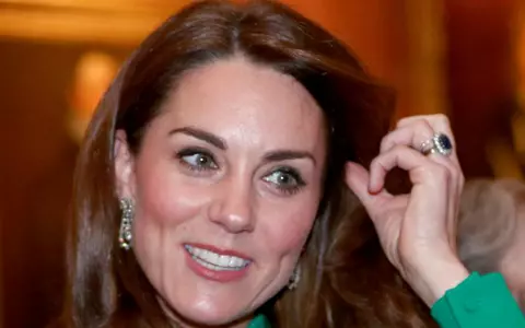 Cum a ajuns Kate Middleton să primească inelul de logodnă destinat lui Meghan Markle. Bijuteria i-a aparținut Prințesei Diana