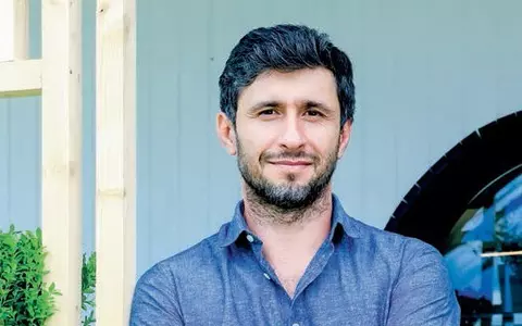 Un gest demn de aplaudat. Dragoș Bucur vorbește despre faptul că a adoptat un copil de etnie romă: "E o idioțenie să judeci un om după culoarea pielii"/ EXCLUSIV