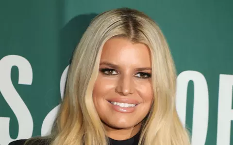 Cum arată Jessica Simpson după ce a slăbit 45 kg în mai puțin de un an. Vedeta suspectată de anorexie încape în blugii pe care îi purta în urmă cu 14 ani!
