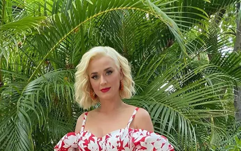Cum arată Katy Perry în costum de baie, în ultima lună de sarcină. Partenera lui Orlando Bloom a fost surprinsă de paparazzi, la plajă, și a fost greu de recunoscut