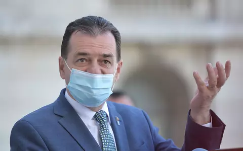 Premierul Orban avertizează: "Discutăm despre impunerea purtării măștii de protecție și în aer liber, în spațiile foarte aglomerate". Ce se va întâmpla pe plajă