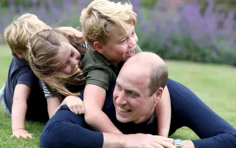 Ce simpatic e Prințul George, la 7 ani! Cum l-a sărbătorit Kate Middleton pe fiul ei cel mare: fotografiile au cucerit Internetul
