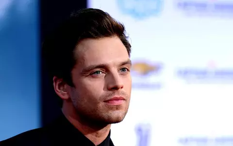 Sebastian Stan, celebrul actor român de la Hollywood, are o nouă iubită. Cei doi s-au sărutat pasional pe plajă!