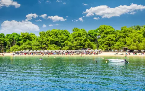 (P) Exporează fermecătoarele atracții ale „insulei de smarald”, Skiathos