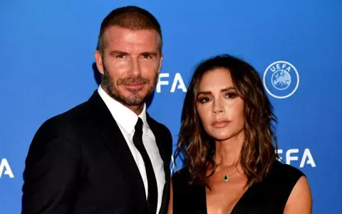 Victoria și David Beckham au aniversat 21 de ani de căsnicie. Cum a început povestea lor de dragoste și cum arătau în ziua în care s-au căsătorit