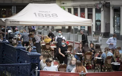 Care sunt activitățile care ne expun cel mai mult la COVID-19. Mersul la bar, la cinema și mâncatul la all-inclusive, un real pericol!
