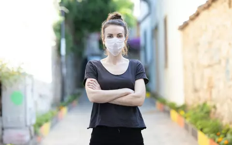 Experții avertizează: "Vom trăi câţiva ani buni obligaţi să purtăm mască şi să respectăm o anumită distanţare socială". De ce este important să ne acoperim fața