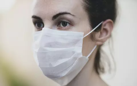 Motivul pentru care noul coronavirus nu a dispărut vara. Explicația unui epidemolog: "Transmisibilitatea scade cu aproximativ 20%. Dar asta presupune temperaturi de 37 de grade"