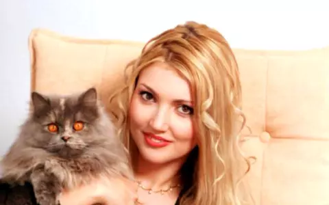 O mai ții minte pe Iulia Frățilă, prima asistentă TV din showbizul autohton? Uite cum arată la 44 de ani și cu ce se ocupă acum, după ce s-a mutat în America!