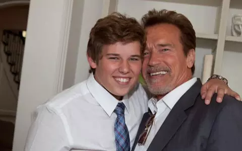 Cum arată fiul cel mic al lui Arnold Schwarzenegger, la 22 de ani. Tatăl lui a fost Mr. Universe, iar el suferă de obezitate morbidă