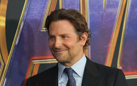 O nouă idilă la Hollywood? Bradley Cooper, surprins pe plajă, în ipostaze tandre, cu fosta soție a lui Ben Affleck