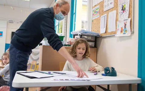 Cazurile de COVID-19 la tineri, creștere îngrijorătoare! Ce trebuie să facă elevii când începe școala