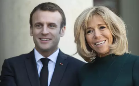 Președintele Emmanuel Macron și soția lui, în vacanță pe Coasta de Azur. Pe iaht, cei doi au uitat de distanțarea socială!