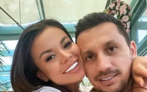 Flick s-a căsătorit pe plajă, în Grecia! Primele imagini de la nunta la care Daniel Buzdugan a fost naș: ”Am aflat cu o zi înainte”