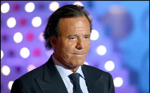 Dovada că Julio Iglesias se confruntă cu probleme serioase de sănătate! Artistul de 76 de ani are nevoie de ajutor pentru a se deplasa / FOTO