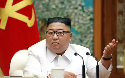 Primele imagini cu Kim Jong-un, după ce s-a spus că e în comă. Sora dictatorului nord-coreean a preluat o parte dintre puteri