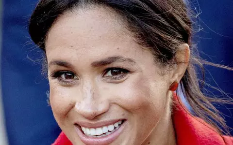 Meghan Markle nu pleacă niciodată de acasă fără acest produs miraculos! E ieftin, vindecă acneea și te scapă de mătreață!