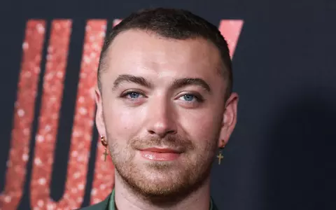Sam Smith nu se mai ferește că e gay și a dat frâu liber pasiunii în plină stradă! Artistul a fost surprins sărutându-se pasional cu noul iubit