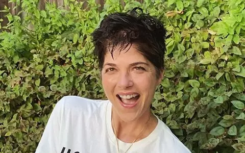 Cum arată și cum se simte Selma Blair, la doi ani după ce a fost diagnosticată cu scleroză multiplă! A pozat în costum de baie