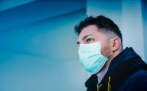 Un nou simptom asociat cu noul coronavirus! Este un act involuntar banal, dar specialiștii avertizează să nu-l ignorăm