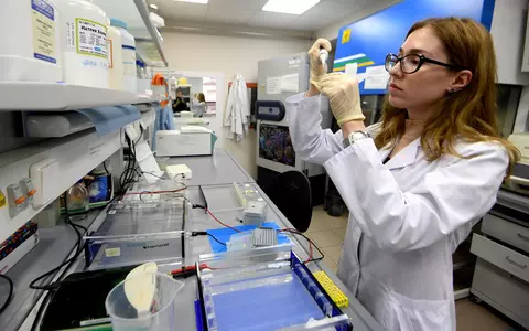 Medicii din România sunt optimiști: "Sperăm că vom avea vaccinul anti-COVID în ianuarie!". Cine va avea prioritate la serul imunologic