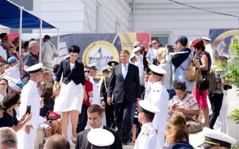Cine este femeia misterioasă care îl însoțește peste tot pe Klaus Iohannis. Are o avere impresionantă, pe măsura decorațiilor sale!