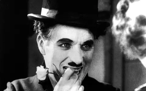 Charlie Chaplin, un tiran sadic care făcea sex cu adolescente și își maltrata copiii. Detalii neștiute despre copilăria lui săracă și relația cu mamă bolnavă mintal