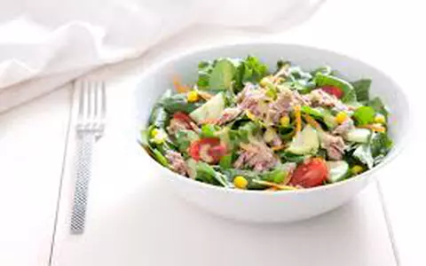 Salată cu ton, porumb și ceapă roșie