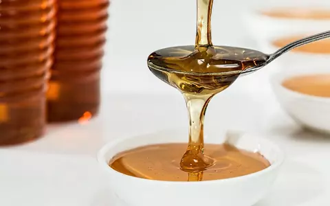 (P) Top 10 beneficii pe care le oferă mierea de mană