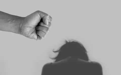 Avertismentul Poliției pentru bărbații care își bat partenerele: violența domestică devine infracţiune. Ce pedepse primesc cei care încalcă ordinul de restricție