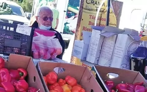 Arșinel vinde roșii, ardei și bulion în piață, în ciuda problemelor sale grave de sănătate. Cum a ajuns actorul de 81 de ani la tarabă