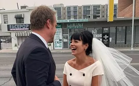 Cântăreața Lily Allen și actorul David Harbour s-au căsătorit! Mireasa a purtat mască, iar invitații au petrecut la un fast-food, cu burgeri