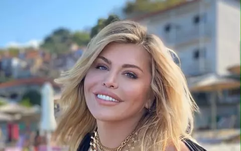 Loredana Groza s-a pozat aproape goală. Fotografia cu care a făcut senzație pe internet