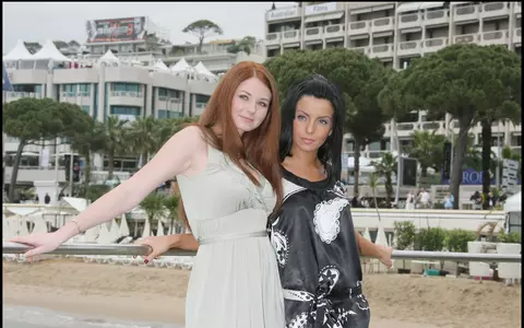 O mai ții minte pe Julia Volkova, bruneta de la trupa t.A.T.u? A avut cancer, iar acum este de nerecunoscut din cauza operațiilor estetice