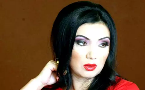 Adriana Bahmuțeanu a avut sediu de campanie într-un birou de pompe funebre! Candidata la Primăria Sectorului 1, ședințe cu staff-ul printre sicrie!