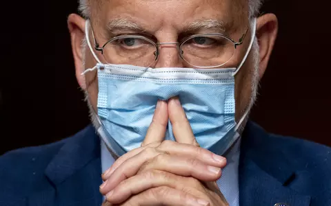 Persoanele care poartă ochelari de vedere, mai puțin predispuse la infectarea cu COVID-19