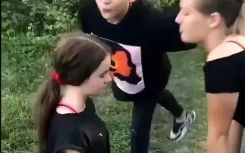 Dezvăluiri cutremurătoare ale tatălui fetiței de 13 ani, din Târgu Jiu, bătută de colege: "Au ameninţat-o că, dacă spune ceva, o bat până o omoară!"