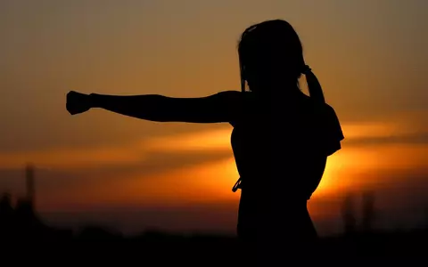 XENA de Constanța. O fată de 22 de ani a bătut măr nouă persoane, dintre care patru poliţişti şi trei bodyguarzi